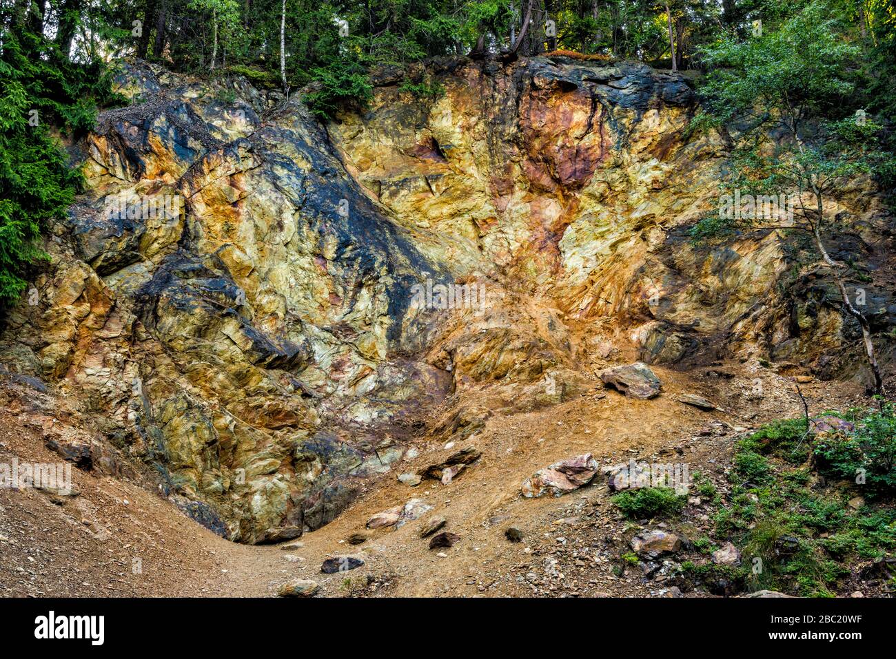 Granit-Felsen an bunten Lakelets (Kolorowe Jeziorka), ehemaliges Pyrit-Bergbaugebiet in Rudawy-Janowickie-Gebirge, Niedermösien, Polen Stockfoto