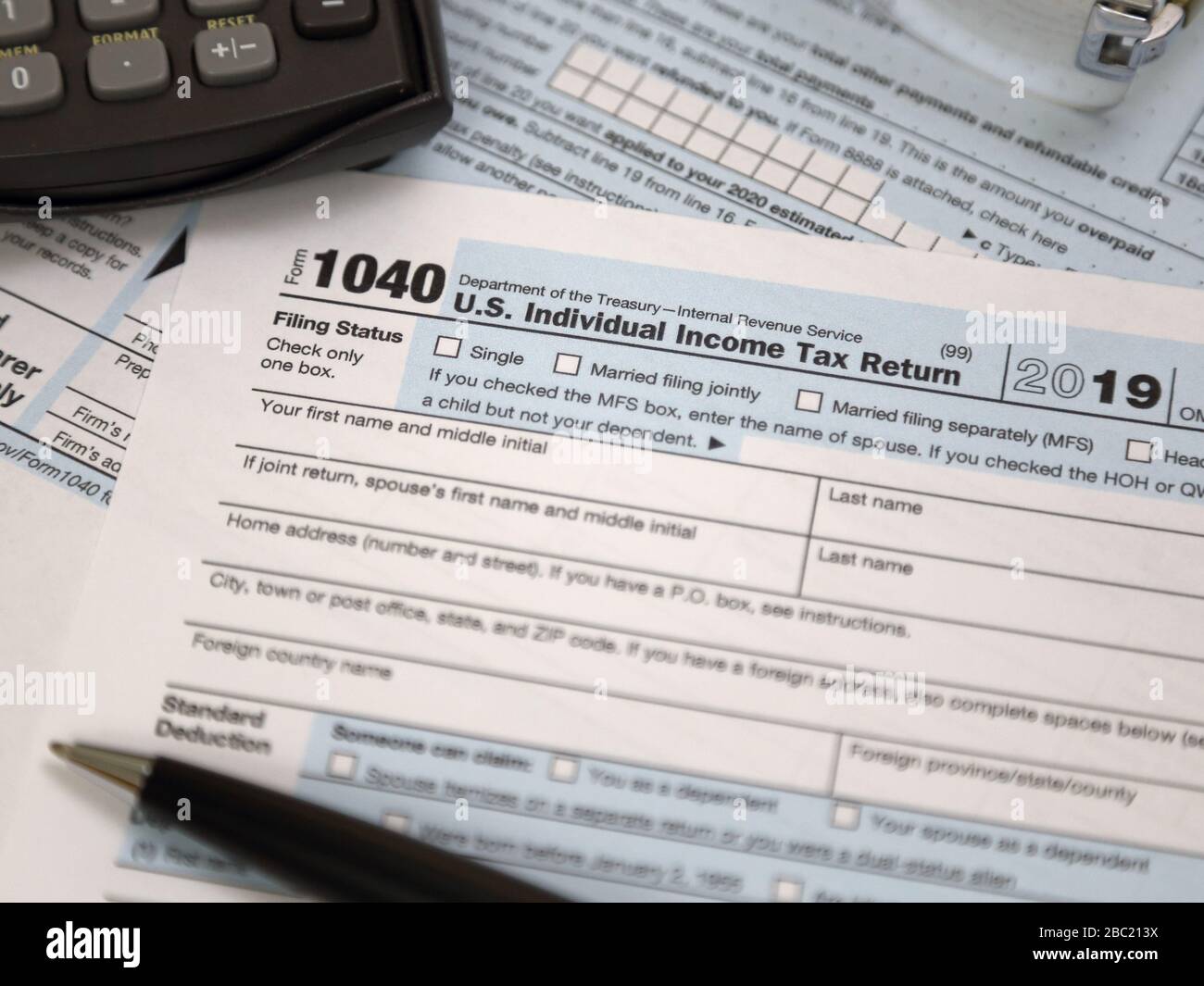 Ein IRS 1040-Steuerjahr 2019-Formular wird 2020 angezeigt. Die Frist für die Einreichung von Steuerbescheiden für den internen Einnahmedienst IRS wurde 2020 von April bis 15. Juli verschoben. Stockfoto