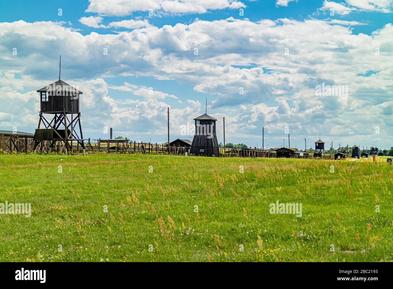 Zaun und Wachtürme rund um das Nazi-Konzentrationslager Majdanek, das jetzt als Gedenkstätte geöffnet ist. Lublin, Polen. Juni 2017. Stockfoto