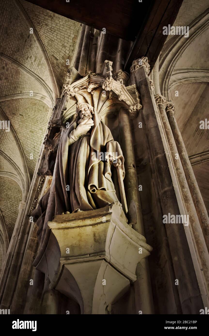 Vernon, Frankreich - 24. Oktober 2014: Statue in der Collegiatskirche Notre-Dame in Vernon. Normandie, Frankreich Stockfoto