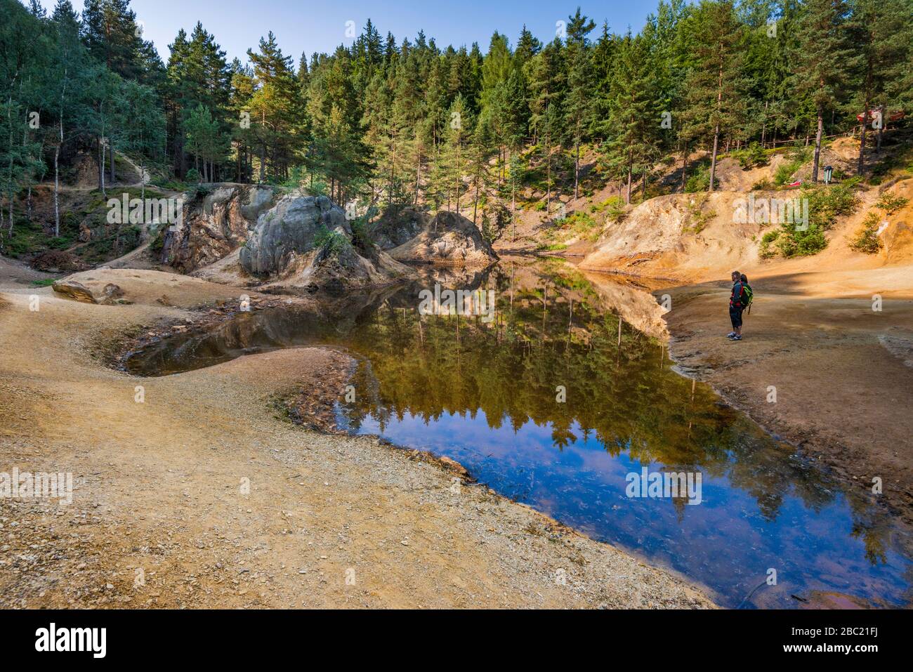 Lila Lakelet, künstlicher Teich an bunten Lakelets (Kolorowe Jeziorka), Pyrit-Bergbaugebiet in Rudawy Janowickie Bergkette Niedermösien Polen Stockfoto