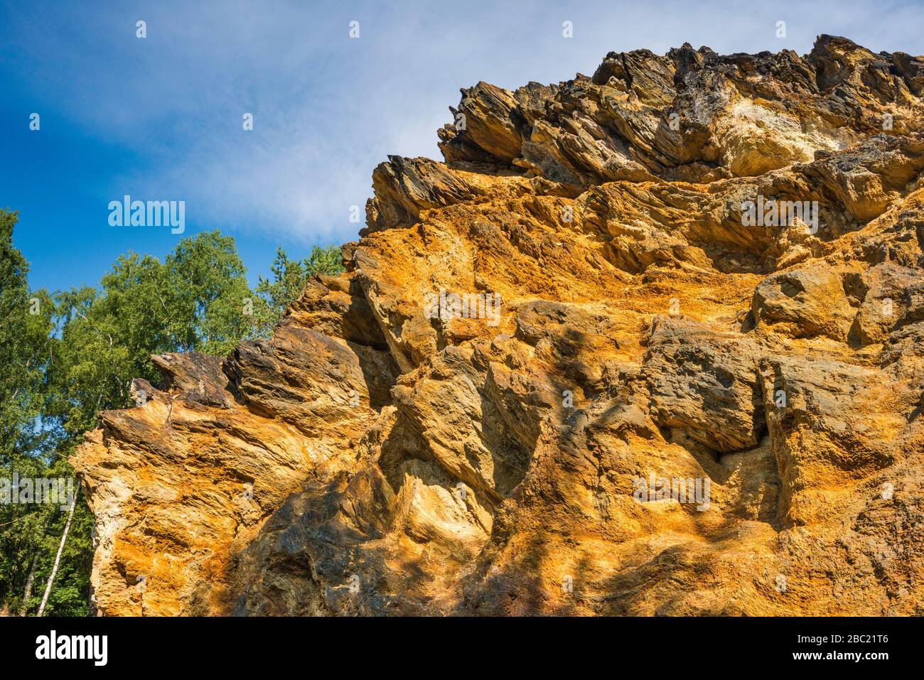 Granit-Felsen an bunten Lakelets (Kolorowe Jeziorka), ehemaliges Pyrit-Bergbaugebiet in Rudawy-Janowickie-Gebirge, Niedermösien, Polen Stockfoto