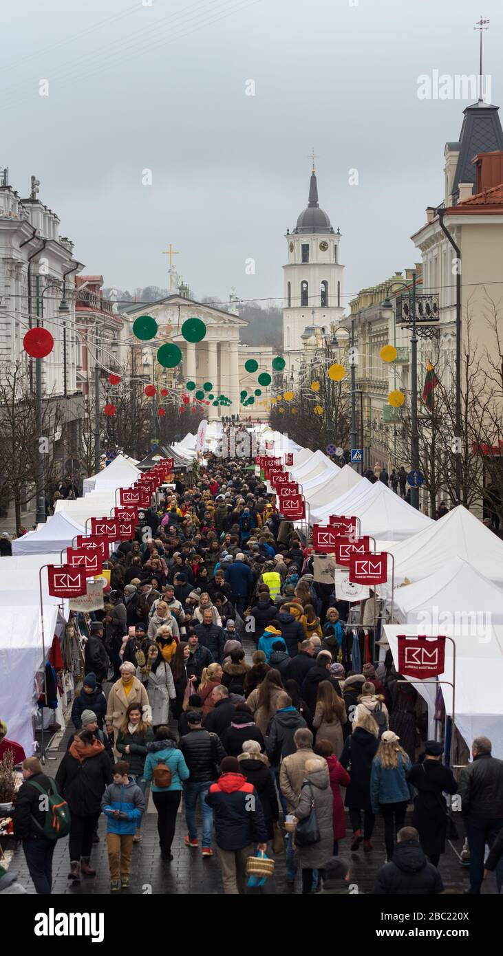 Vilnius/Litauen - 07 03 2020: Menschen während des St. Casimir-Festes. Viele Menschen in überfüllter Straße einer Messe, obwohl CORONA-VIRUS auf den Rücken atmet Stockfoto