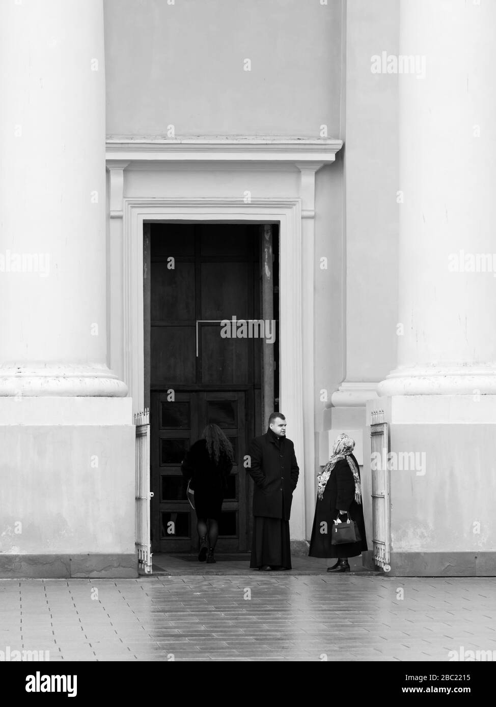 Vilnius/Litauen - 03 07 2020: Eine Frau, die während des St. Casimir-Festes mit einem Priester vor der Tür der Kathedrale spricht Stockfoto