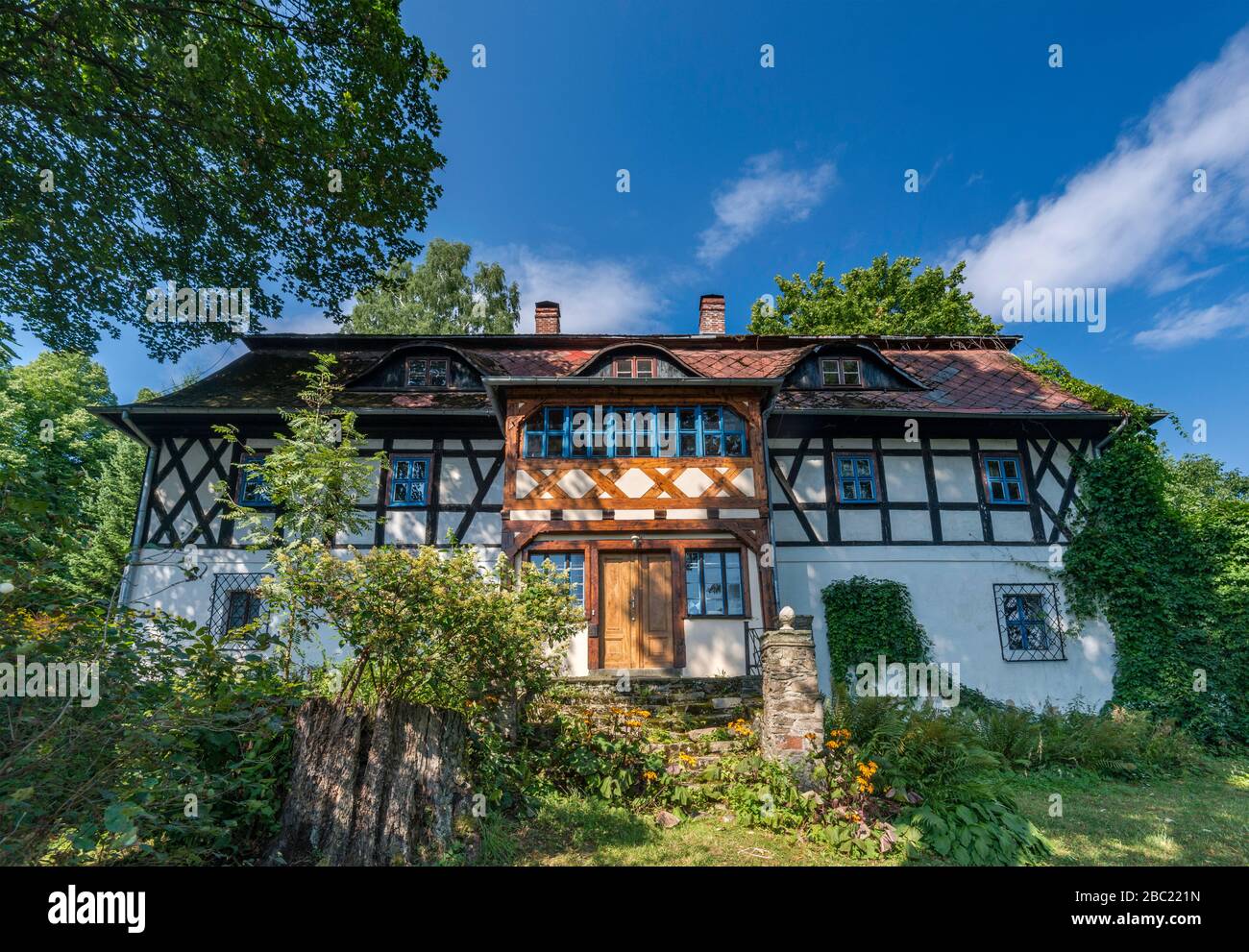 Herrenhaus, 18th Jahrhundert, Holzrahmen, Dorf Mniszkow in Rudawy Janowickie Berge, Jelenia Gora Tal Kulturpark, Niederschlesien, Polen Stockfoto