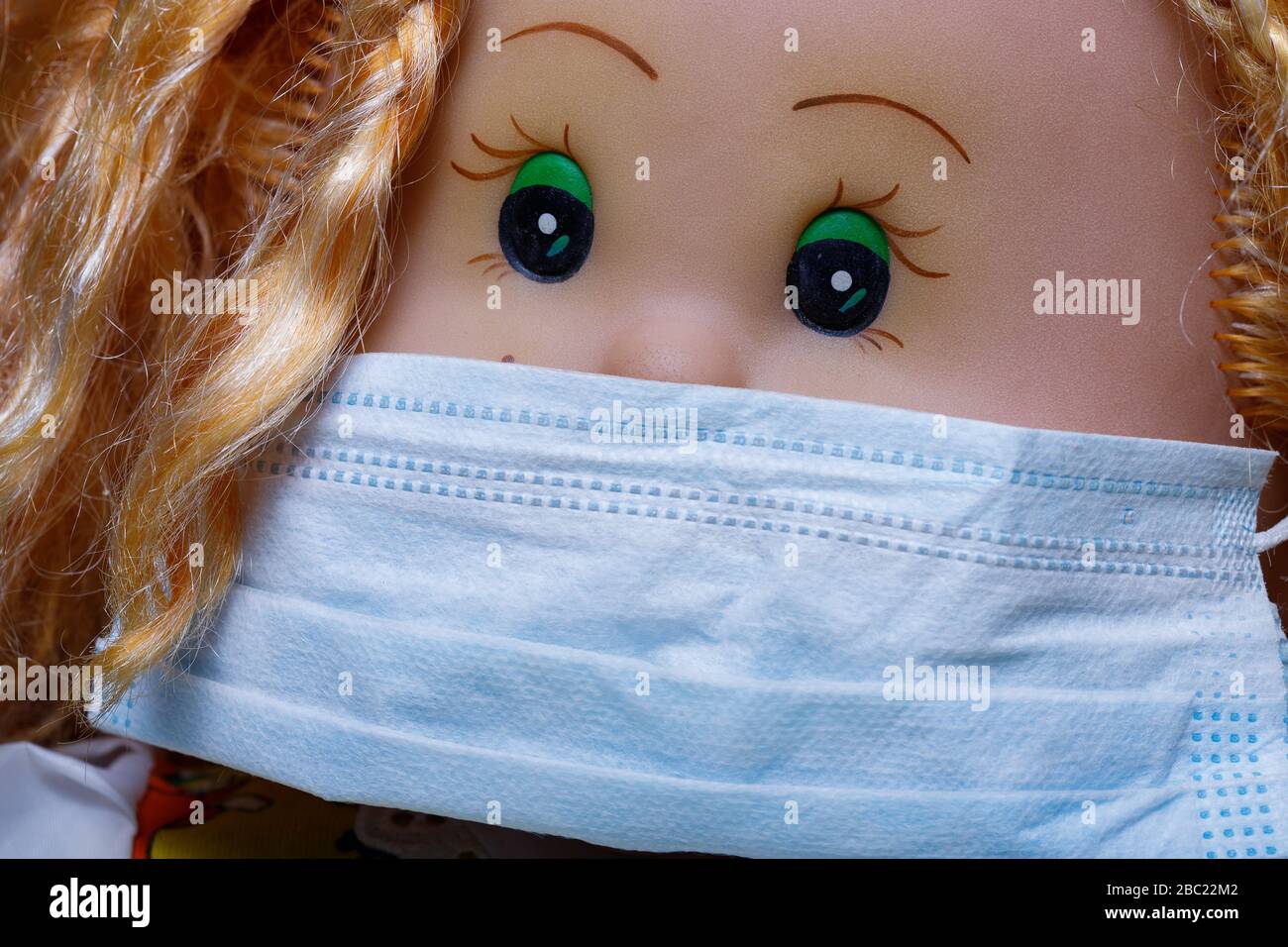 Puppe in einem Verband gegen ein Coronavirus. Großer Plan Stockfoto