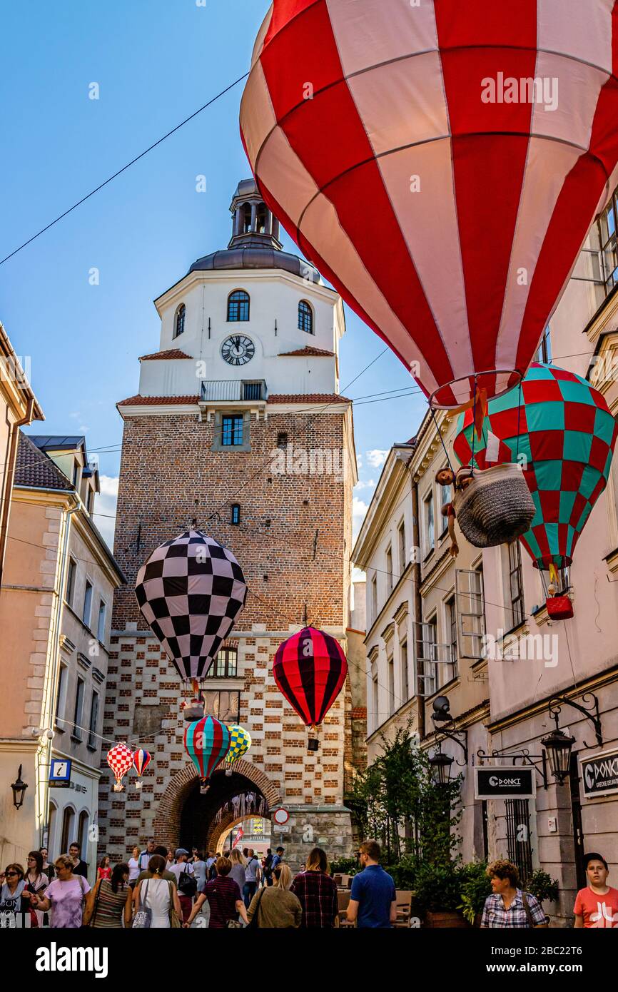 Miniatur-Heißluftballons schmücken die Straßen am Brama Krakowska, dem Krakauer Tor, zum 700. Jubiläum von Lublin. Lublin, Polen. Juni 2017. Stockfoto
