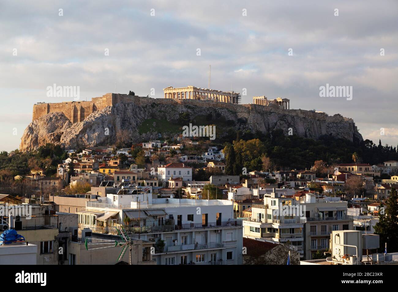 Blick über die Dächer der Stadt zur Akropolis in Athen, Griechenland. Der Parthenon und die Akropolis. Stockfoto