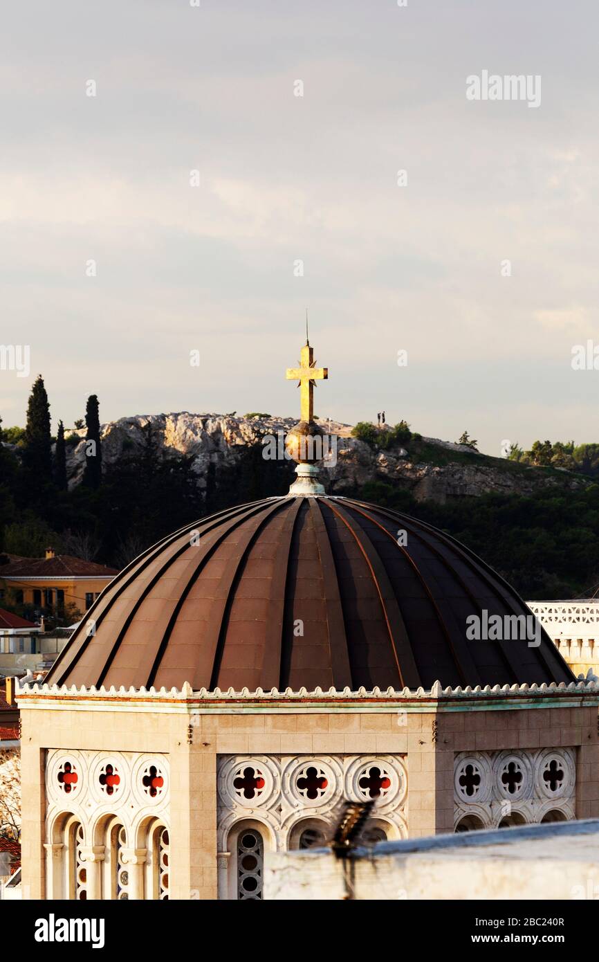 Kuppel der Athener Metropolitankathedrale in Athen, Griechenland. Ein Kruzifix steht an der Spitze der Kuppel des Gotteshauses aus dem 19. Jahrhundert. Stockfoto