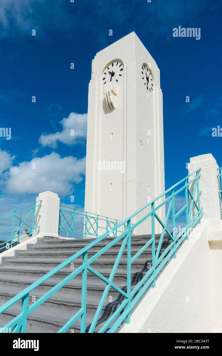 Uhrturm auf Klasse 11 aufgeführten Art déco-Bushaltestelle in Seaton Carew in der Nähe von Hartlepool. Großbritannien Stockfoto