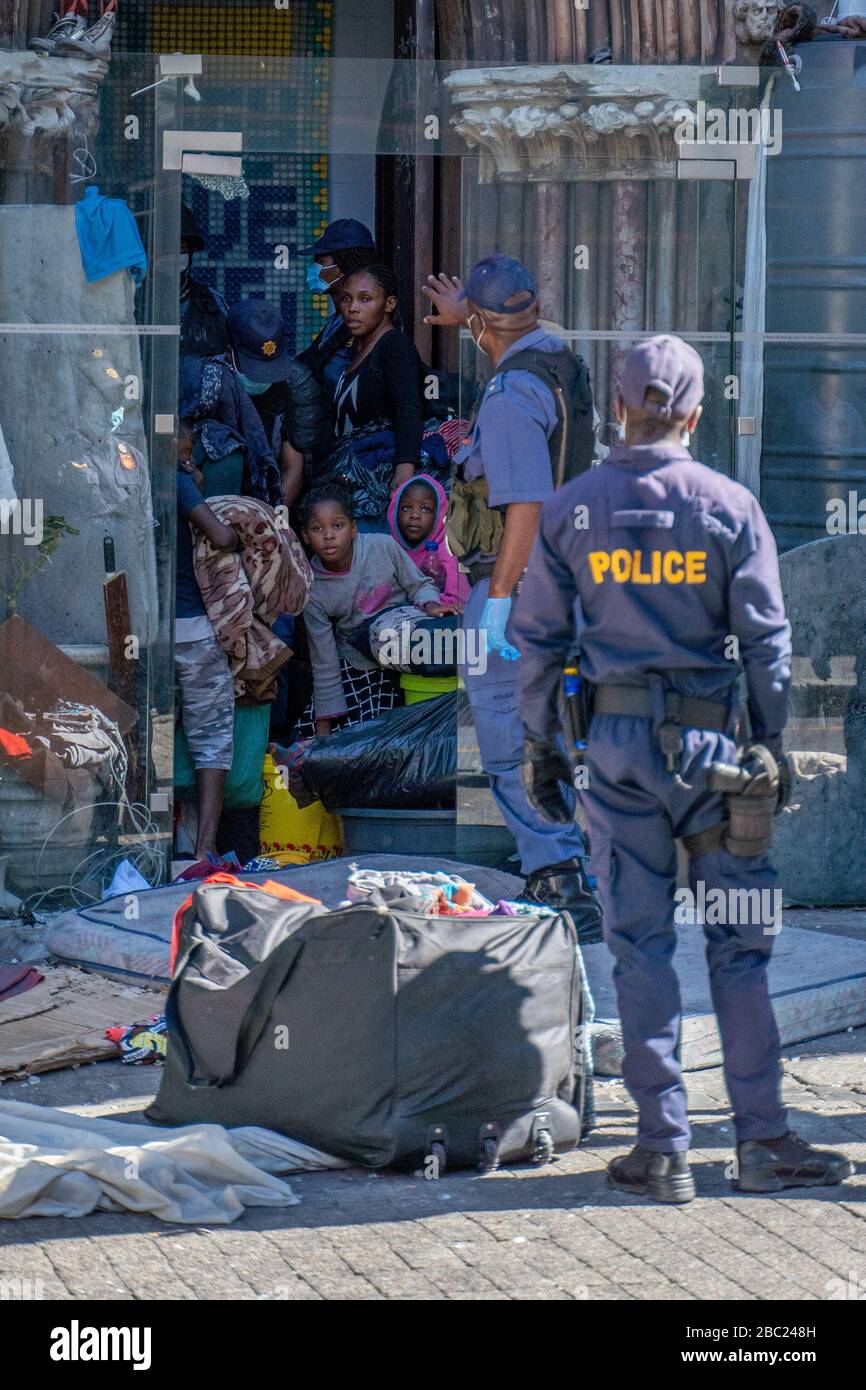 Hunderte Flüchtlinge werden aus der Central Methodist Kirche entfernt. Kapstadt, am 2. April 2020. Die Flüchtlinge weigerten sich bislang wegen der Angst vor fremdenfeindlicher Gewalt, die Ausreise in die Kirche auf dem Green Market Square in Kapstadt zu verlassen. Kapstadt, Südafrika. Die SA-Menschenrechtskommission sagte, dass die Flüchtlinge aus der Kirche aufgrund gesundheitlicher Bedenken inmitten der landesweiten Coronavirus-Sperrstelle von South Africas verlegt wurden. Die Gruppe von rund 600 Menschen weigerte sich trotz des neu eingeführten Versammlungsverbots von mehr als 100 Menschen, die Kirche zu verlassen. Sie wurden in eine neue Anlage in Belville 25 Kilometre verlegt Stockfoto