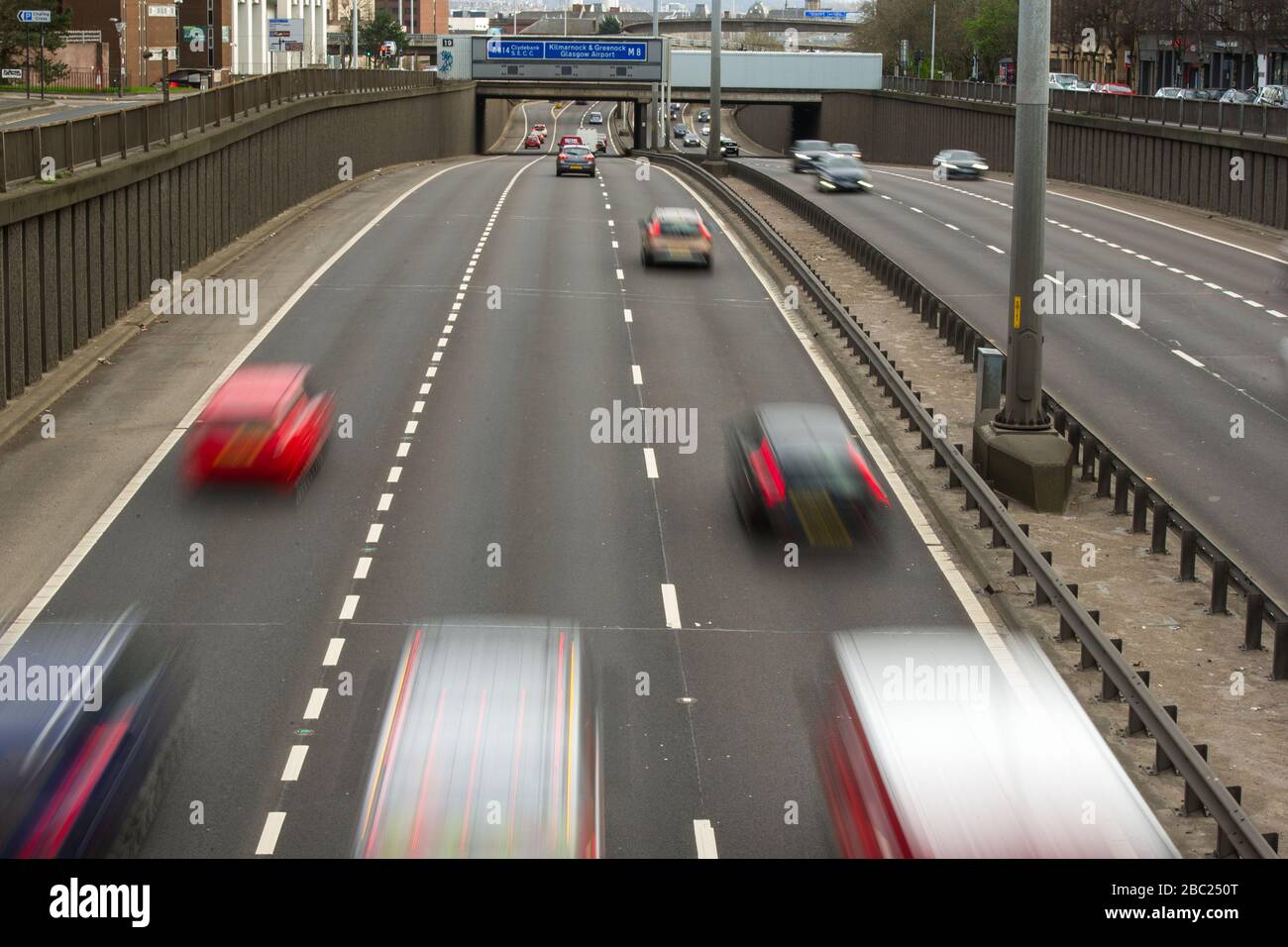 Abgebildet: Glasgow, Großbritannien. April 2020. Abbildung: Die Autobahn M8 ist während der Covid19-Sperrung ein Geschäft als normal. Seit die Regierung eine große Sperrstelle im Vereinigten Königreich verhängt hat, sind die Straßen und Straßen in den letzten Wochen wie eine Geisterstadt, doch heute sind die Straßen stärker angetan, was für die Sperrzeit zu erwarten wäre. Kredit: Colin Fisher/Alamy Live News Stockfoto