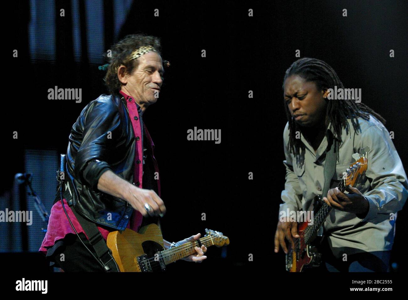 Keith Richards und Darryl Jones von den Rolling Stones traten im 1st Union Center, Philadelphia, PA auf. 20. September 2002 Kredit: Scott Weiner/MediaPunch Stockfoto