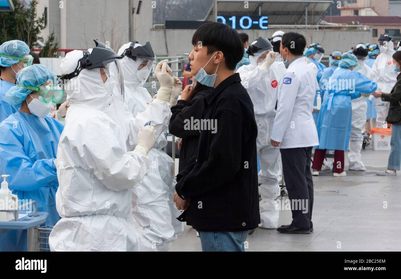 1. April 2020 - Uijeongbu, Südkorea: Südkoreanische Mitglieder des medizinischen Personals erhalten am 1. April 2020 Tests für das COVID-19-Screening-Center, auf dem der Krankenhausparkplatz am Uijeongbu St. Mary's Hospital in der Provinz Gyeonggi eingerichtet wurde. Am Donnerstag sind mehr als 29 Menschen, die mit dem Krankenhaus in Verbindung stehen, in drei Tagen mit dem Virus zusammengekommen. (Foto von Lee Young-ho/Sipa USA) Stockfoto