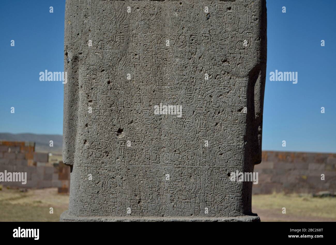 Dekoratives Reliefformat auf der Rückseite des Monolito Ponce an der Ausgrabungsstätte Tiwanaku. Bolivien Stockfoto