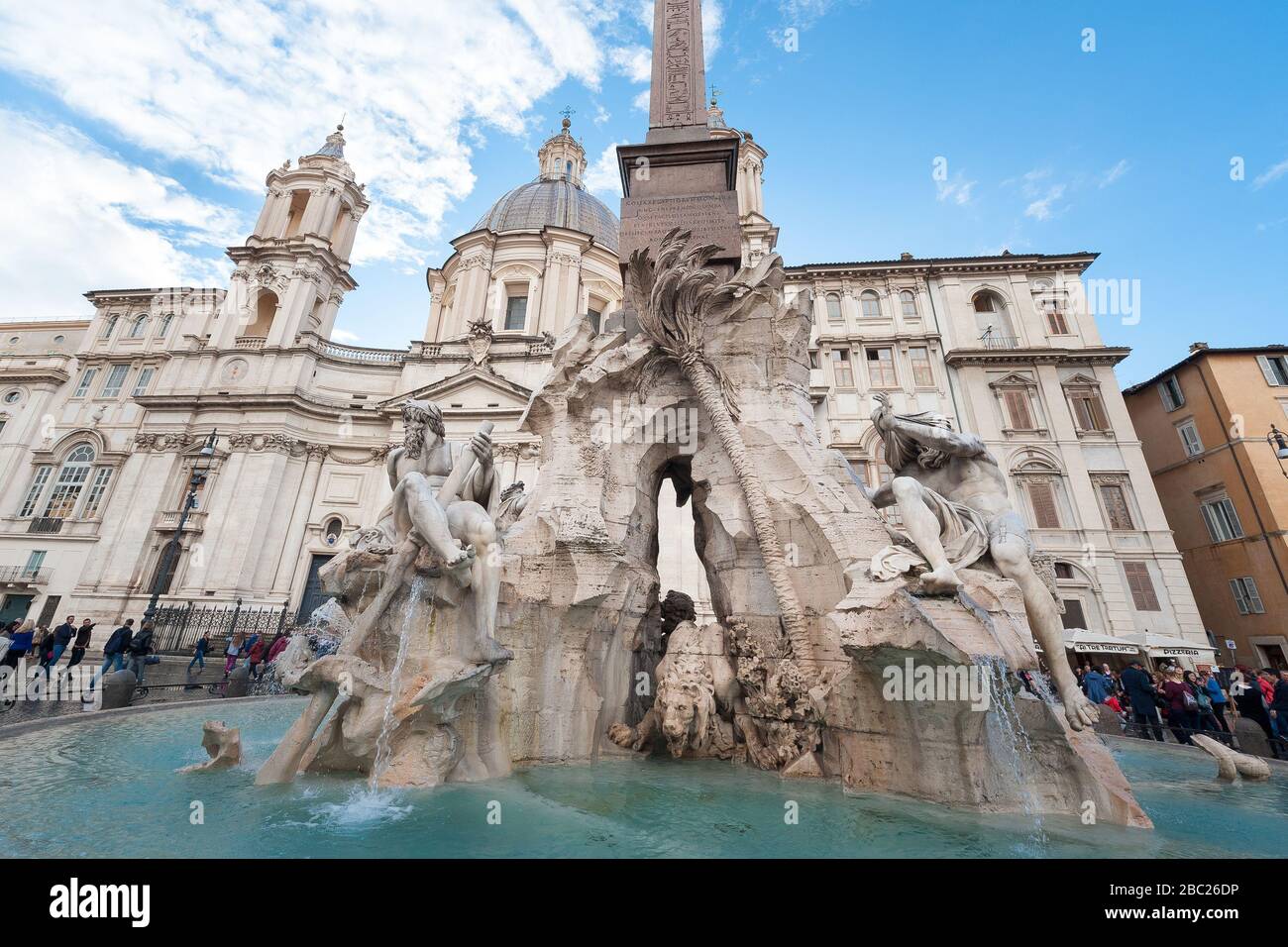 ROM, Italien - 06. oktober 2018: Brunnen der vier Flüsse mit einem ägyptischen Obelisken und der Kirche Sant Agnese auf der berühmten Piazza Navona in Rom, Stockfoto