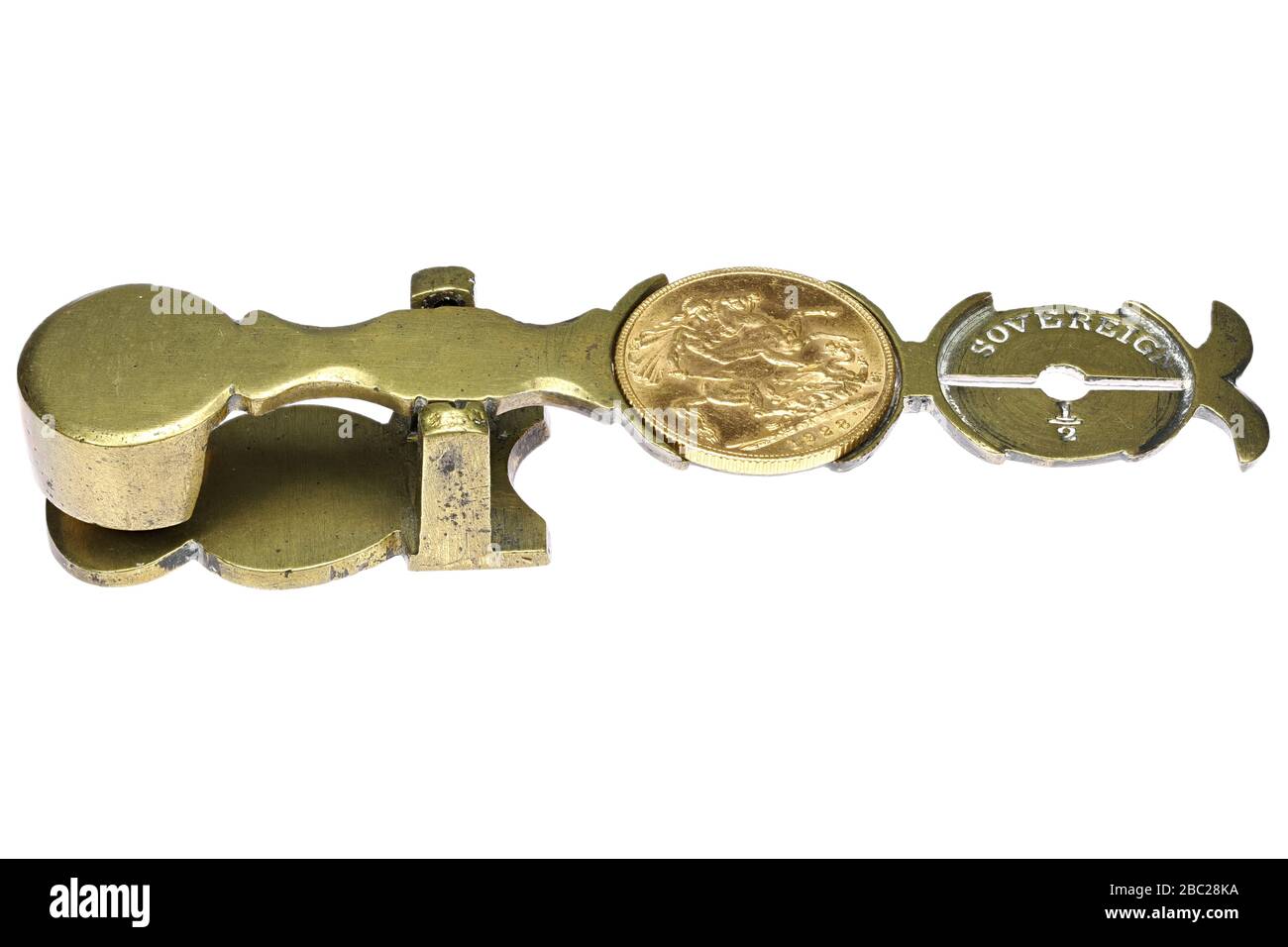 Britische Voll-Sovereign-Goldmünze auf Sovereign Waagen, isoliert auf weißem Hintergrund Stockfoto
