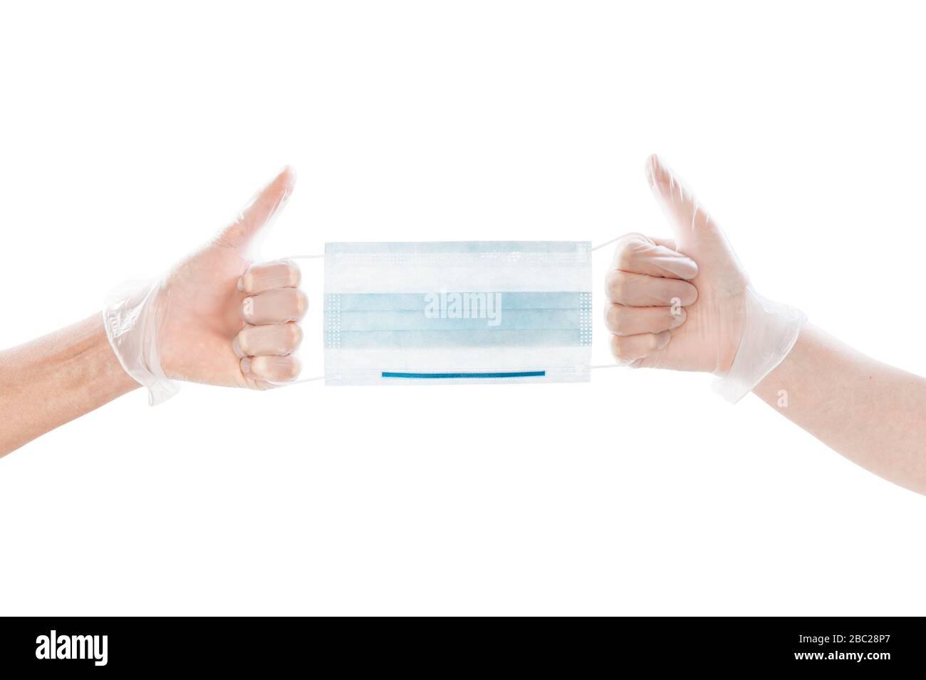 Schützen Sie sich vor der Grippe. Zwei Hände in transparenten Latexhandschuhen halten eine blaue Schutzmaske. Die Hände zeigen "Klasse". Stockfoto Schützen Sie sich vor der Grippe. Zwei Hände in transparenten Latexhandschuhen halten eine blaue Schutzmaske. Die Hände zeigen "Klasse". Stockfoto