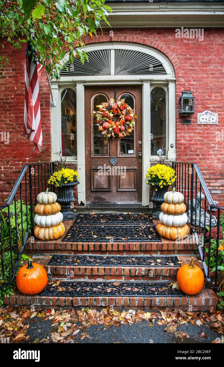 Herbstdekorationen an einer Haustür und Stufen, Woodstock, Vermont, USA, Häuser US Haus Herbst Veranda Halloween Dekoration Display amerikanisch Stockfotografie