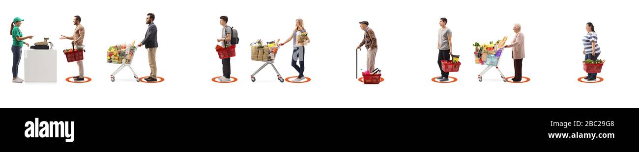 Menschen mit Warenkarren und Körben, die in Übereinstimmung mit sozialer Distanzierung auf weißem Hintergrund warten Stockfoto