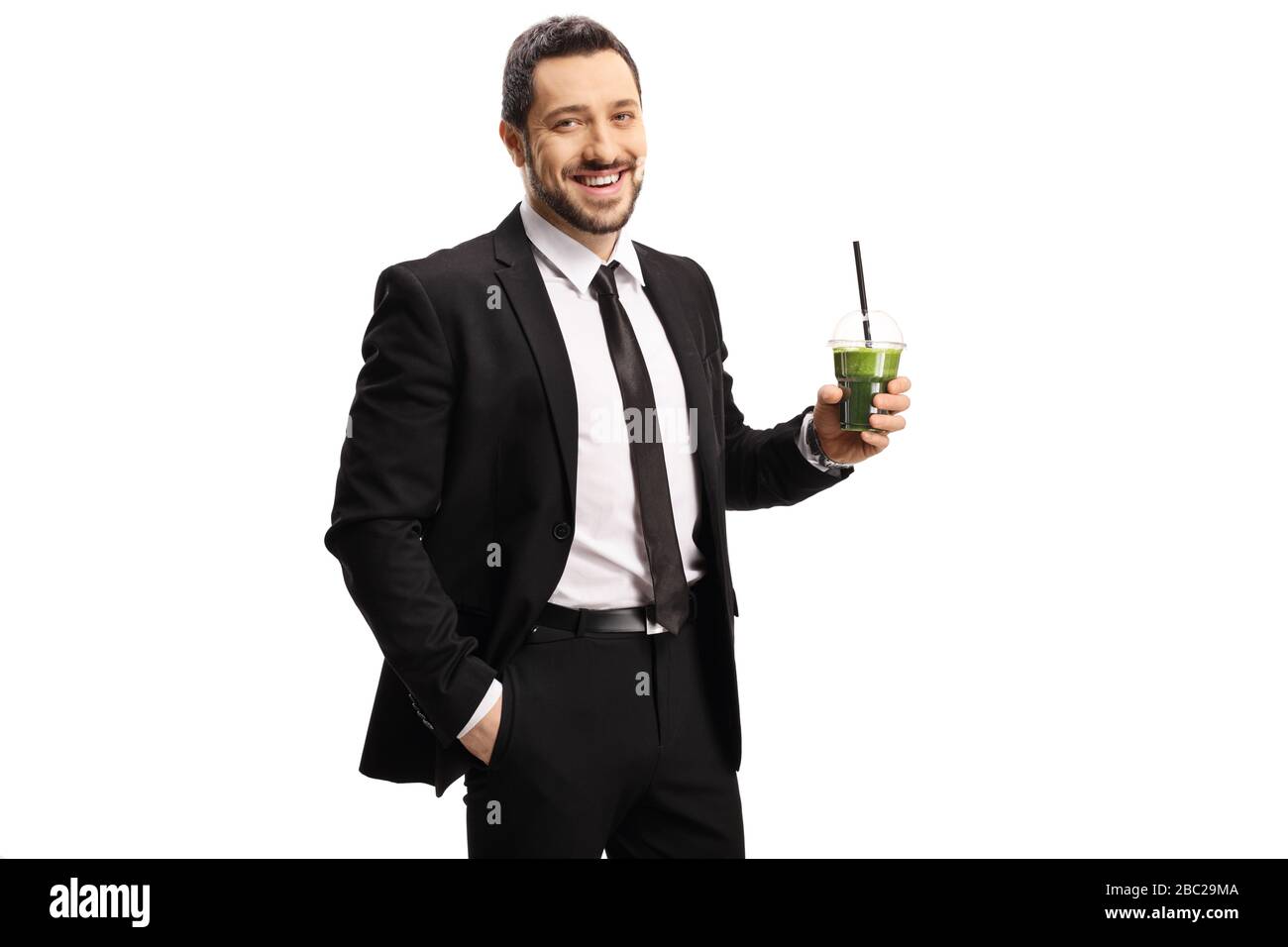 Geschäftsmann, der ein grünes Smoothie-Getränk auf weißem Hintergrund hält Stockfoto