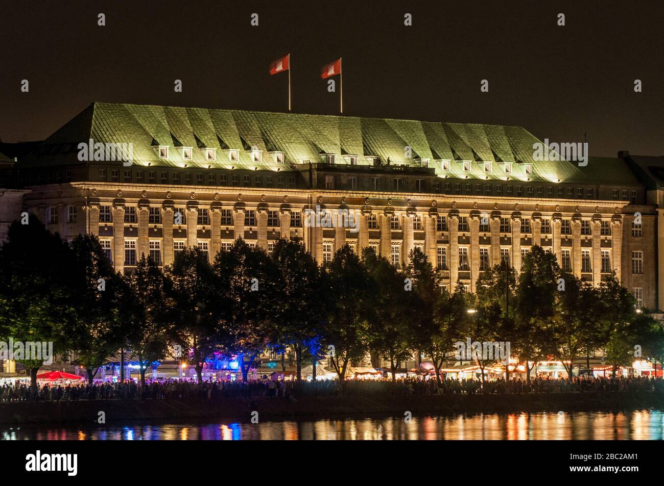 Blick über die Innenalster der Hamburger Bürogebäude in der Nacht Stockfoto