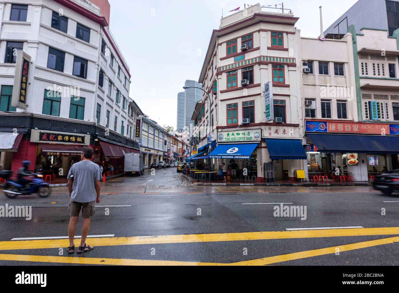 Man überquert die North Bridge Rd, um zur Liang Seah St, Singapur zu fahren Stockfoto