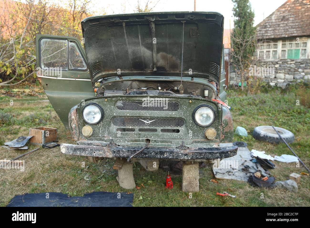SUV der sowjetischen UAZ auf einer Straße in der Stadt .Glas-Scheinwerfer eines alten russischen LKW-SUV Geländewagen khaki Farbe . Vor der UAZ Stockfoto