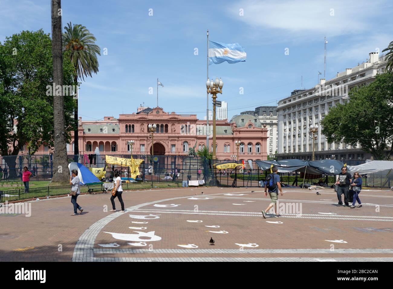 Protestierende Ex-Soldaten lagerten vor der Casa Rosada, dem rosa Haus, dem Sitz des argentinischen Präsidenten, Plaza De Mayo, Buenos Aires, Argentinien Stockfoto