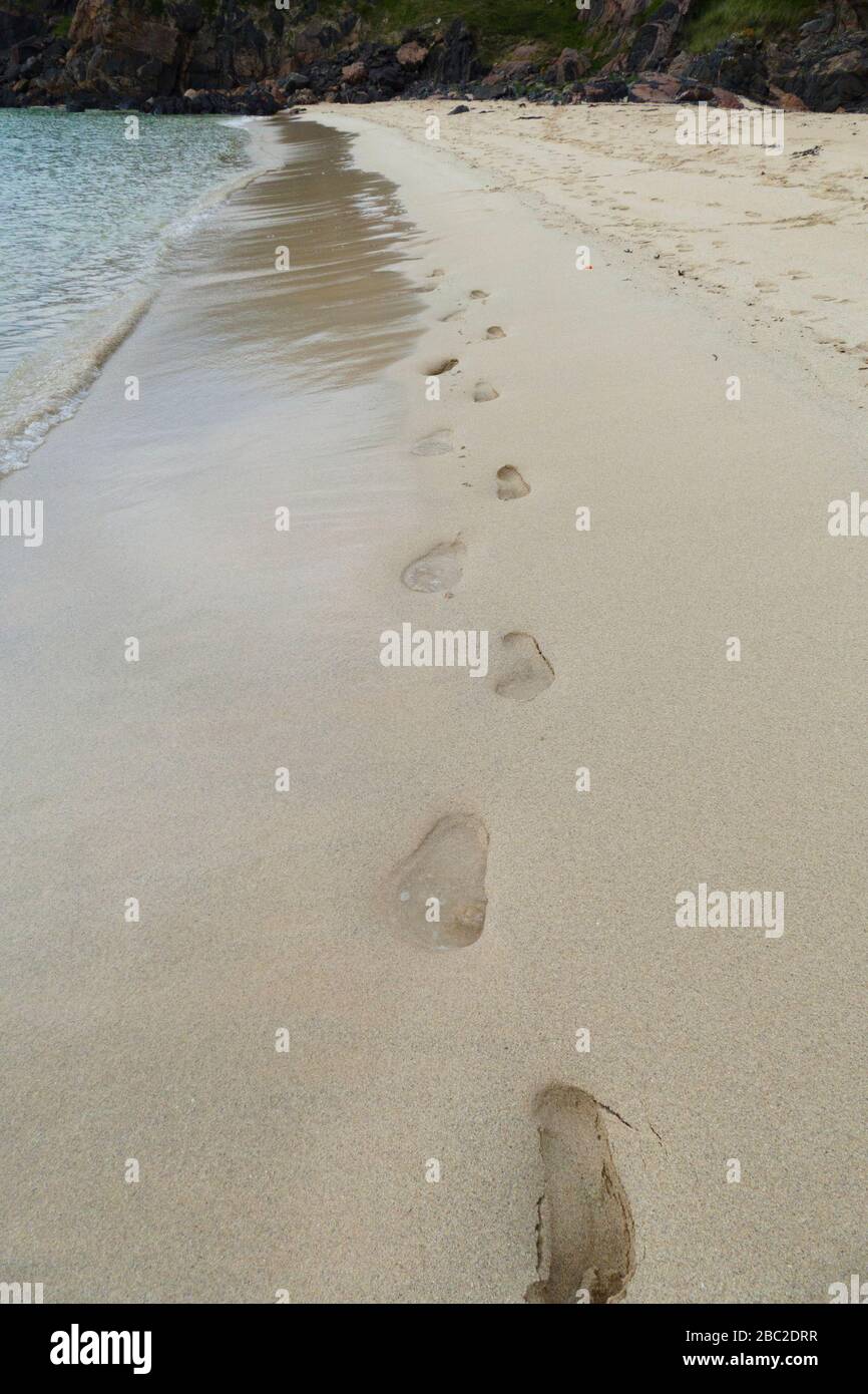 Fussspuren im Sand am Ufer des Atlantiks in Schottland Stockfoto