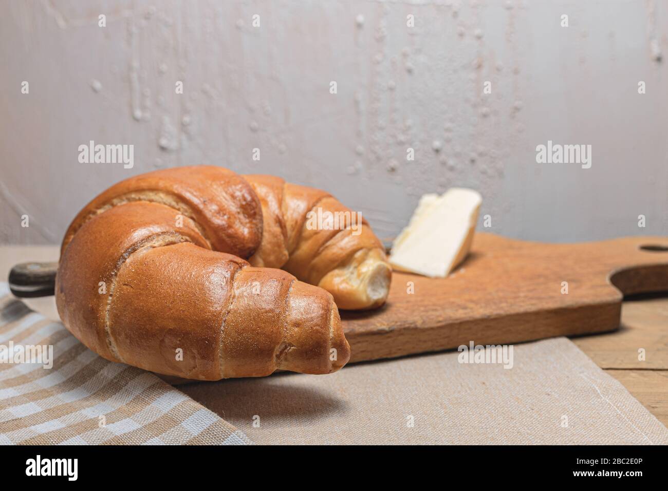 Croissant, Butter zum Frühstück. Frühstück auf einem rustikalen Tisch. Eine Mahlzeit auf dem Land. Backwaren. Polnisches Gebäck. Stockfoto