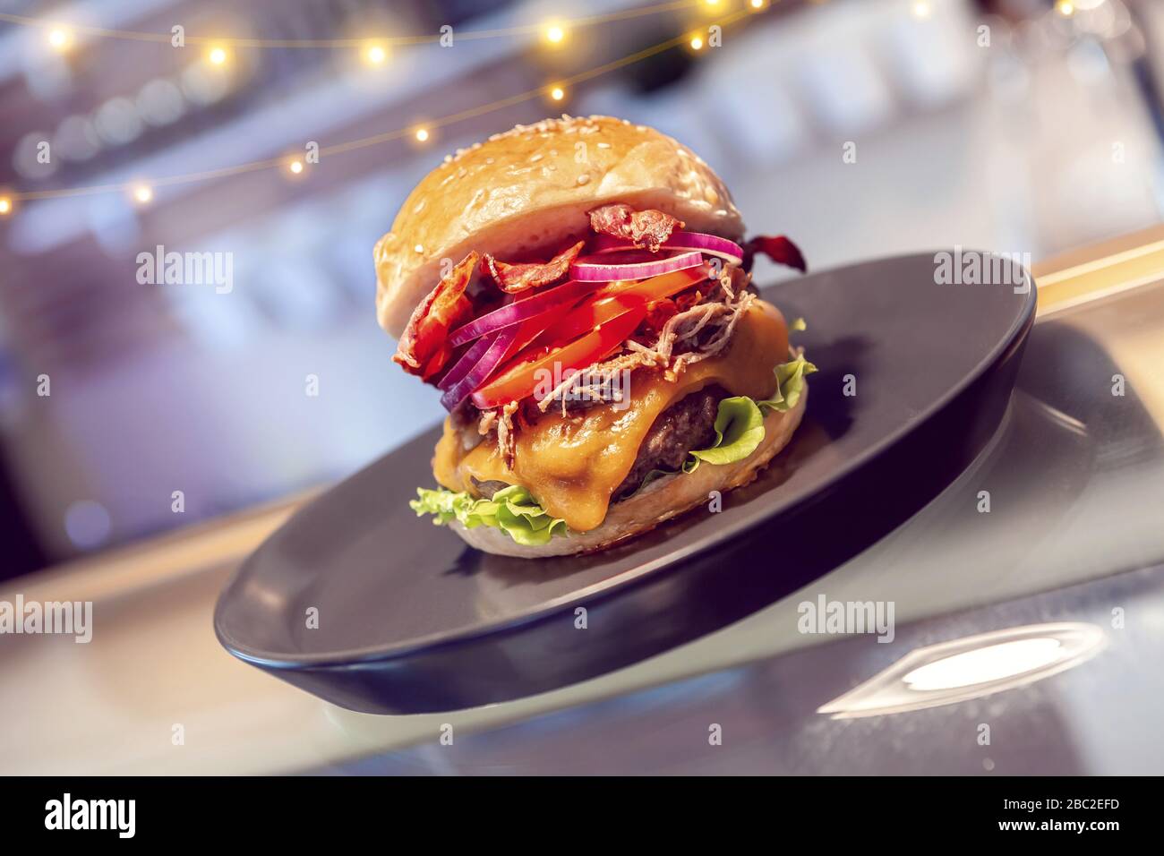 Nahaufnahme von hausgemachten leckeren Burgern auf dem Teller im Restaurant. Stockfoto