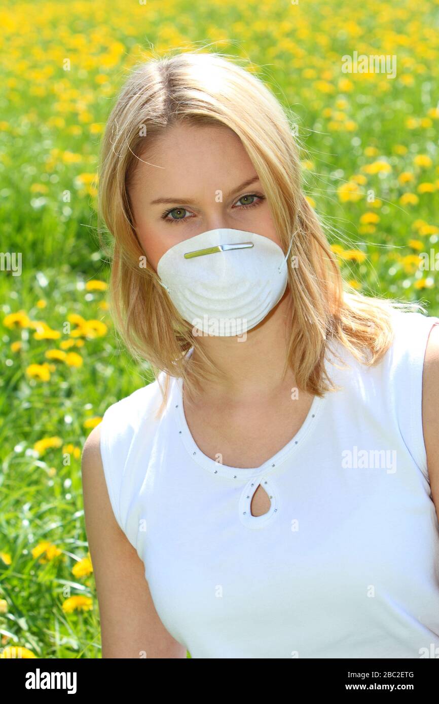 Frau, die in der Coronakrise Schutzmaske trägt Stockfoto Frau, die in der Coronakrise Schutzmaske trägt Stockfoto