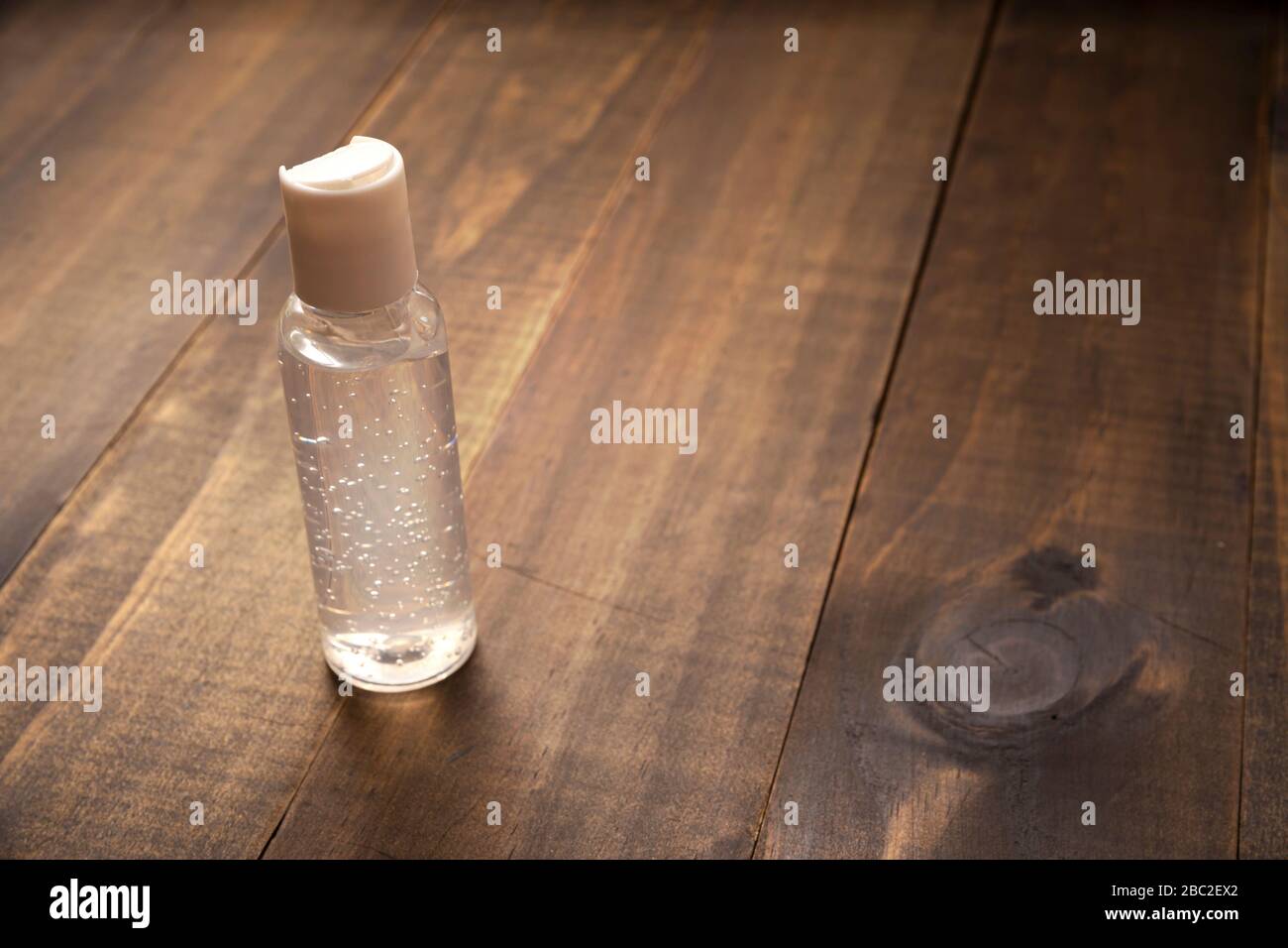 Taschen-Hand-Desinfektionsflasche auf Holzhintergrund, nützlich für das Pandemie-Konzept COVID19 Stockfoto