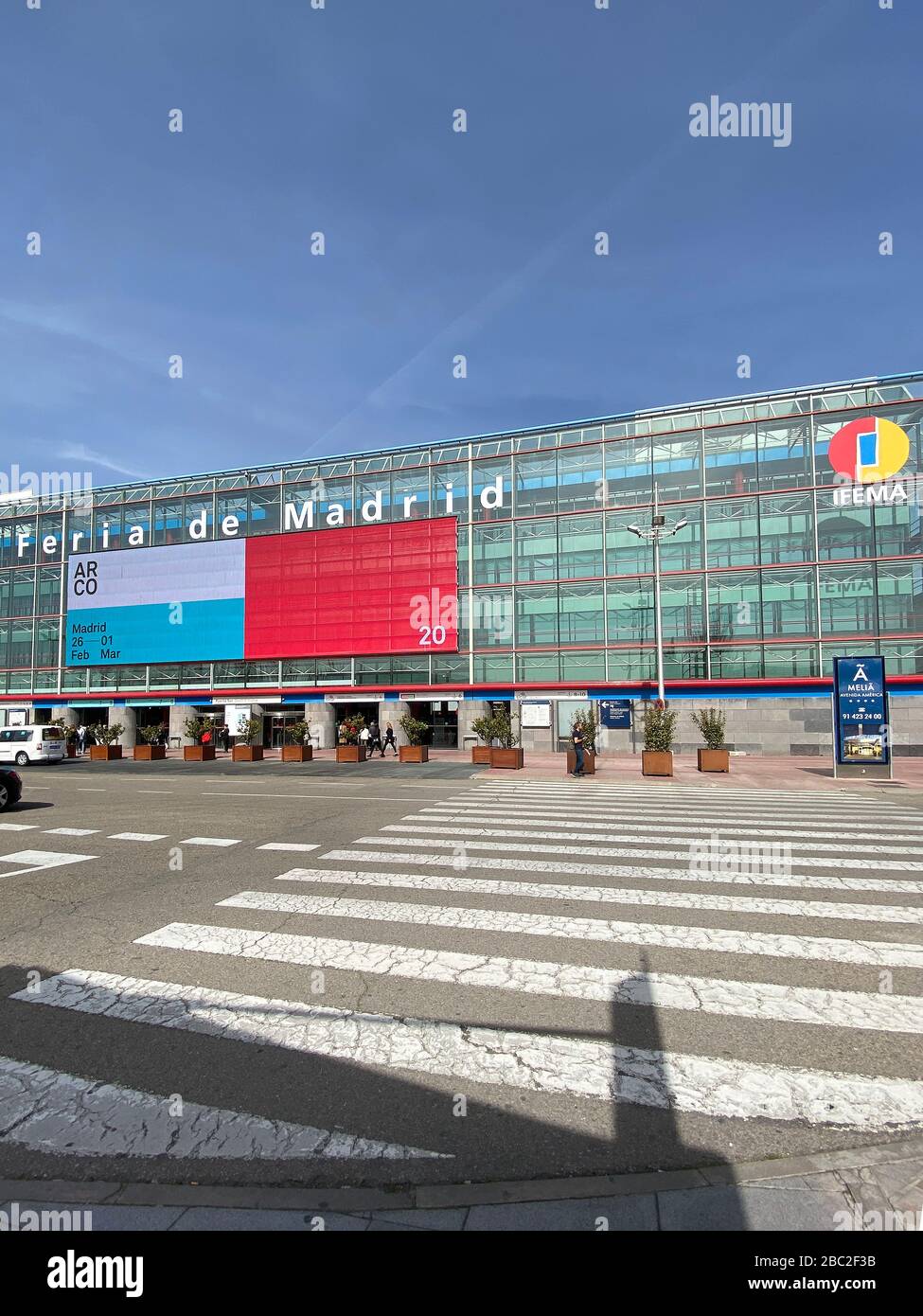 Hauptzugang zum IFEMA-Konferenzzentrum, Madrid zu Beginn der ARCO-Ausstellung. Stockfoto