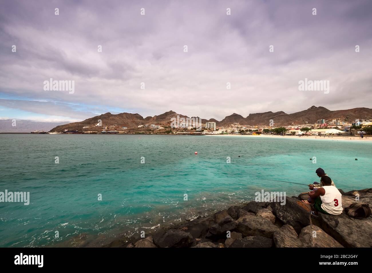 Blick auf die Insel Santo Antao von Mindelo auf der Insel Sao Vicente in Kap Verde - Republik Cabo Verde Stockfoto