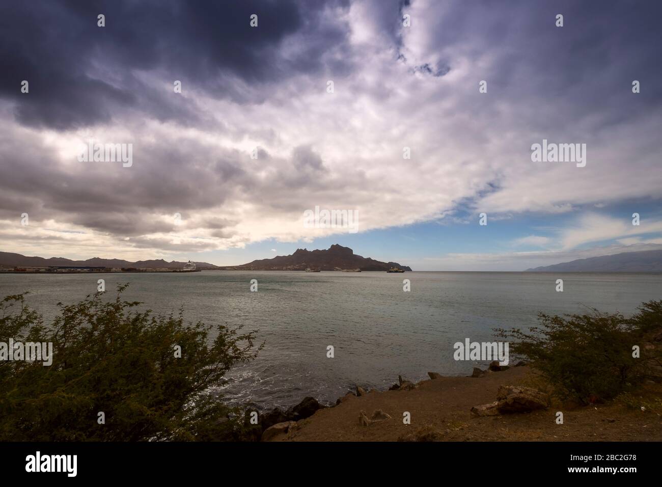 Blick auf die Insel Santo Antao von Mindelo auf der Insel Sao Vicente in Kap Verde - Republik Cabo Verde Stockfoto