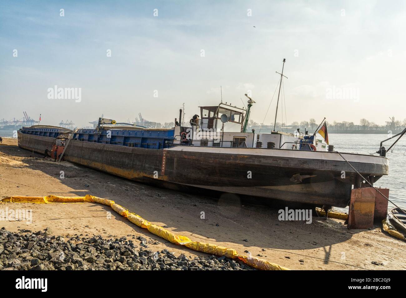 Unfallschiff auf der Elbe gestrandet Stockfoto