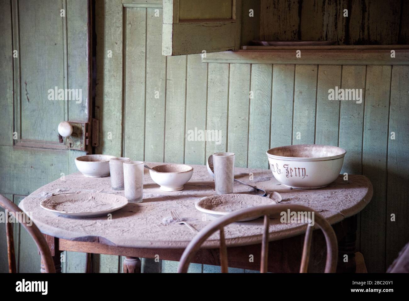 Ein verlassener Tisch in Bodie - EINER kalifornischen Geisterstadt Stockfoto
