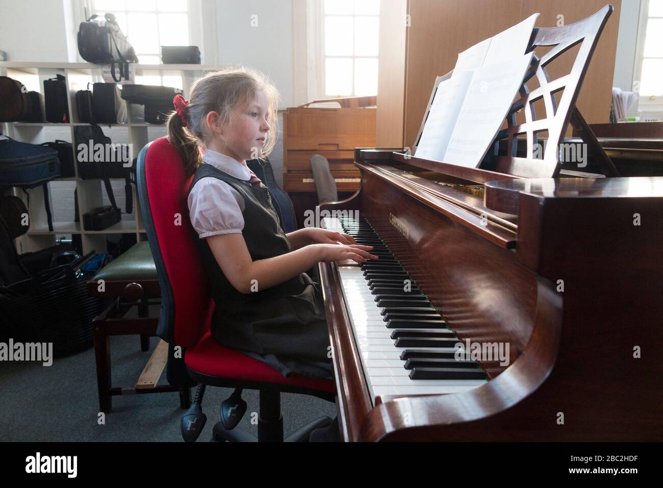 Kinder/Kinder lernen in einer Übungsstunde, Klavier zu spielen/zu spielen. GROSSBRITANNIEN (116) Stockfoto