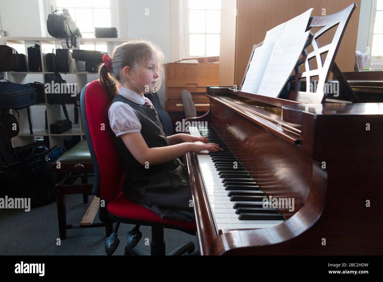 Kinder/Kinder lernen in einer Übungsstunde, Klavier zu spielen/zu spielen. GROSSBRITANNIEN (116) Stockfoto