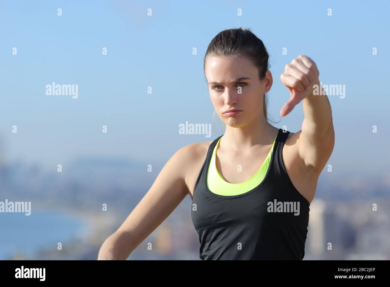 Die wütende Sportlerin hat in den Außenbezirken der Stadt die Daumen gedrückt Stockfoto