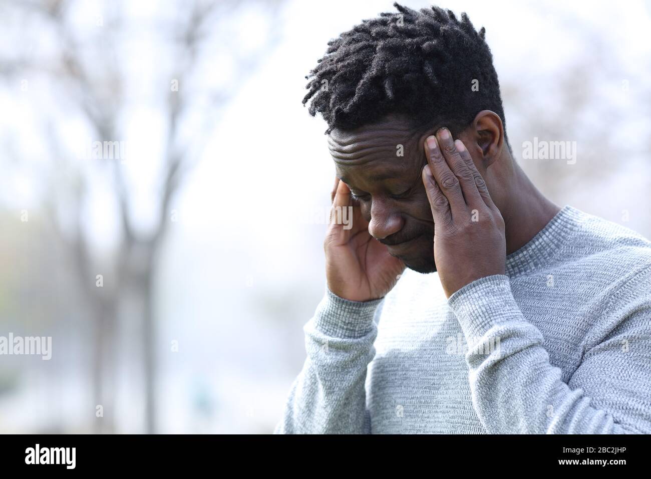 Schwarzer Mann leidet unter Migräne, die den Tempel im Freien berühren Stockfoto