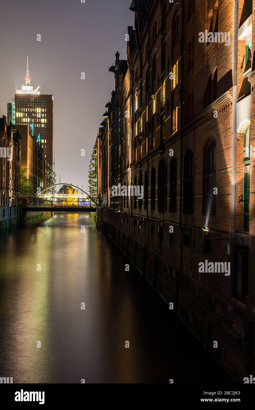 Das historische Lagerviertel in Hamburg in der Nacht Stockfoto