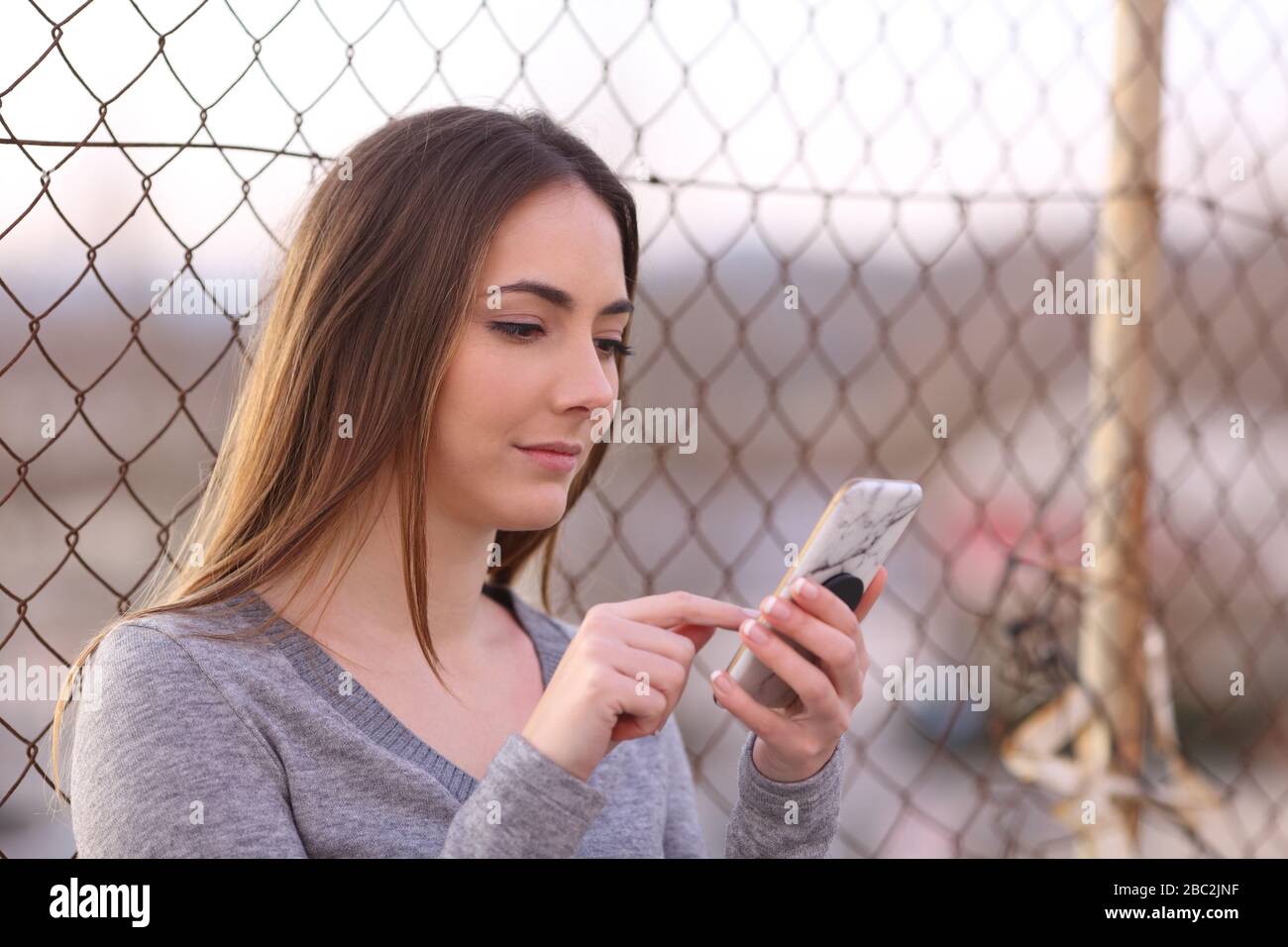 Mädchen mit einem Handy auf der Straße Stockfoto