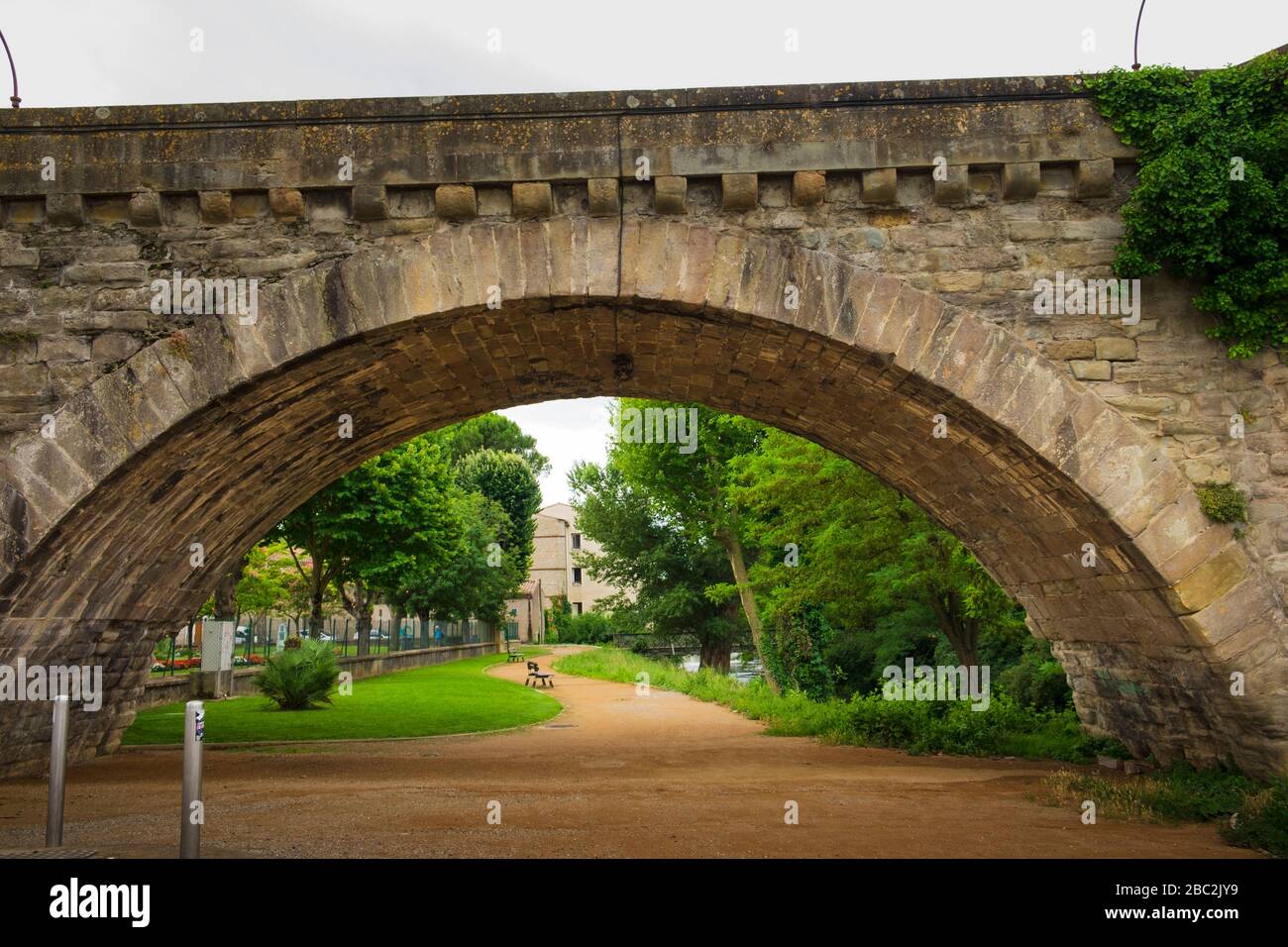 Pont Vieux überquert den Fluss Aude bei Carcassonne Aude France Stockfoto