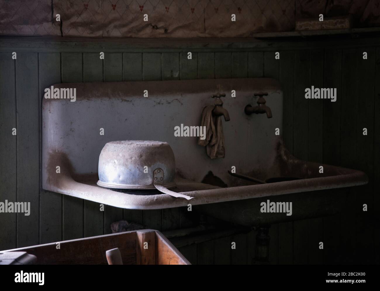 Ein Küchenwaschbecken in Bodie, EINER kalifornischen Geisterstadt Stockfoto