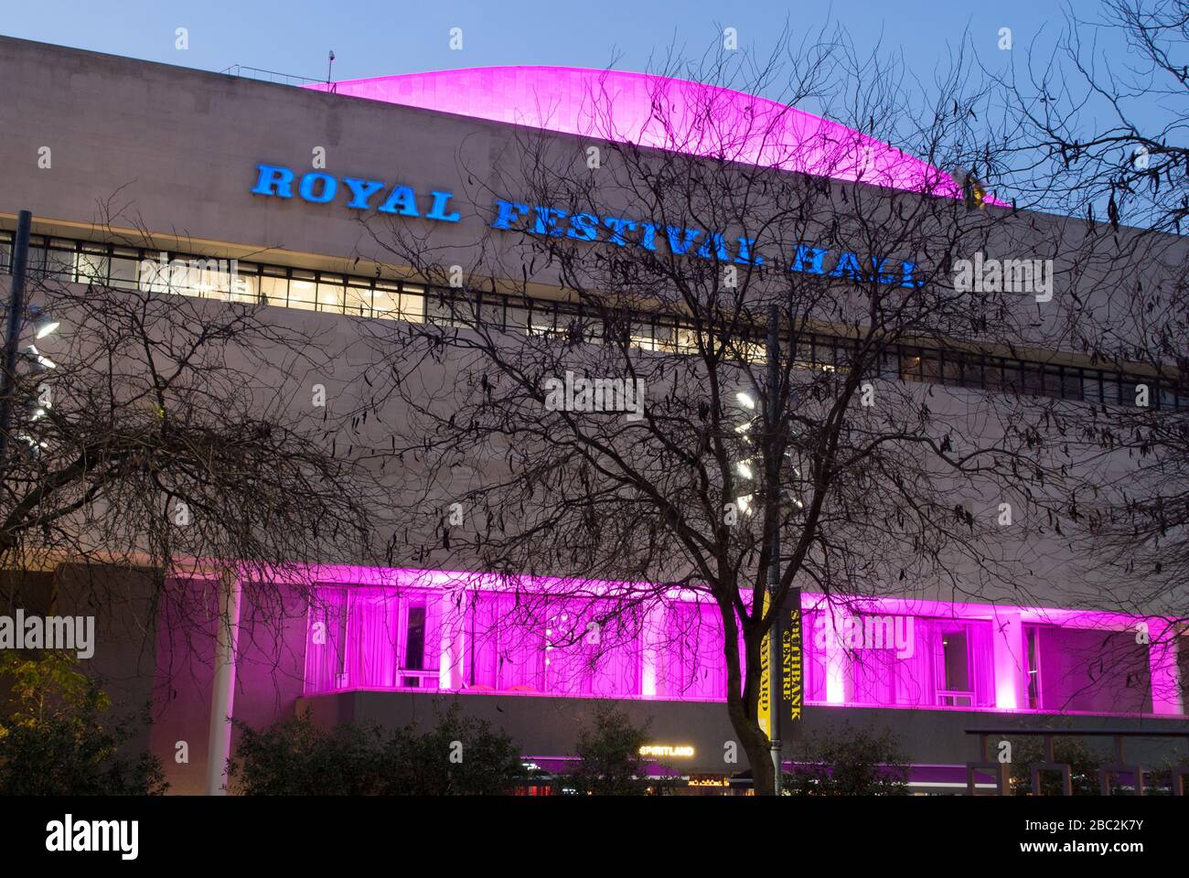 Nachtansicht der Royal Festival Hall, Southbank Center, Belvedere Road, Bishop's, London SE1 8XX von Robert Matthew und Leslie Martin Allies Morrison Stockfoto