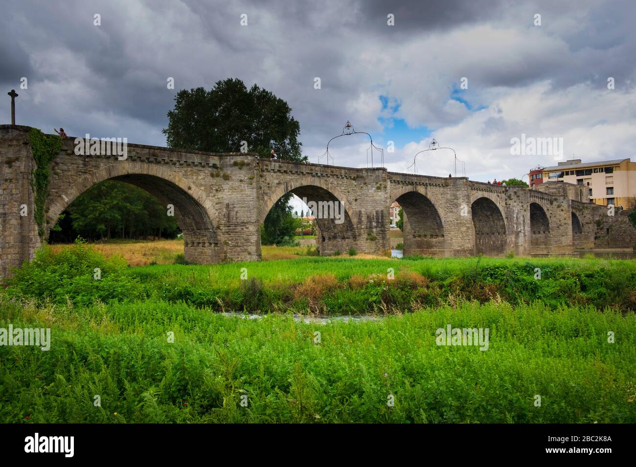 Pont Vieux überquert den Fluss Aude bei Carcassonne Aude France Stockfoto