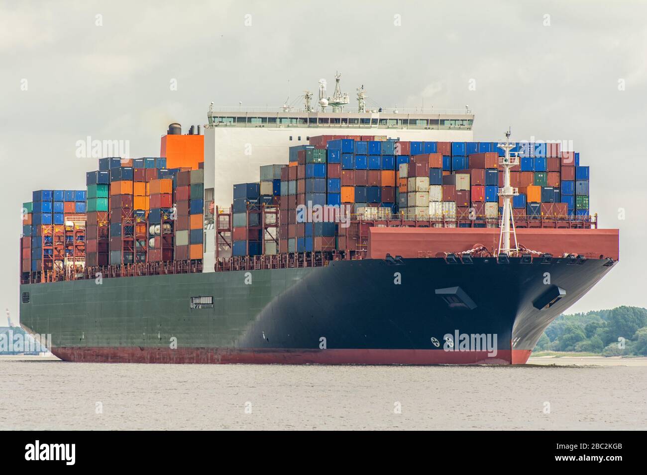 Containerschiff auf der Elbe im Hamburger Hafen Stockfoto